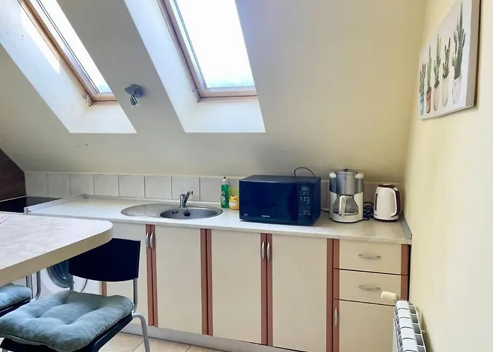 35 Cozy 1 Bedroom With Balcony *