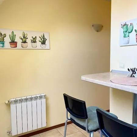 아파트 35 Cozy 1 Bedroom With Balcony